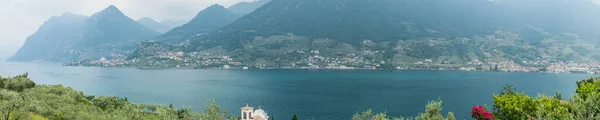 从Monte Isola俯瞰伊索湖Brescia海岸 — 图库照片