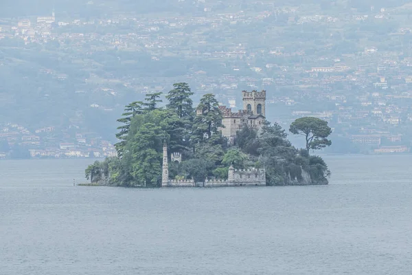 Monte Isola, İtalya - 05-06-2022: Iseo Gölü 'ndeki Loreto Adası' nın havadan görünüşü