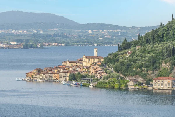 伊索湖中Peschiera Maraglio的空中景观 — 图库照片
