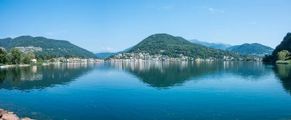 イタリア ポンテ テーザ 2022年 池のあるルガーノ湖と水を反映した山の余分な広角ビュー — ストック写真
