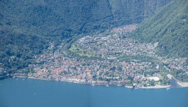 Bir dağdan Cannobio 'nun havadan görünüşü