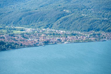 Luino ve Germibnaga 'nın Maggiore Gölü üzerindeki hava manzarası