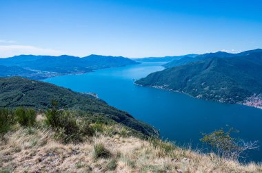 Dağdan mavi gökyüzü ile Maggiore Gölü 'nün havadan görünüşü