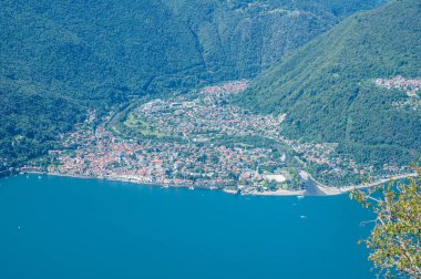 Bir dağdan Cannobio 'nun havadan görünüşü