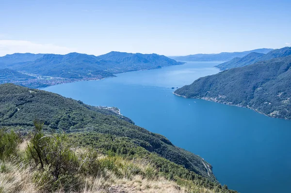 Dağdan mavi gökyüzü ile Maggiore Gölü 'nün havadan görünüşü