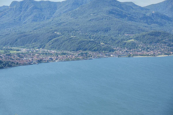Αεροφωτογραφία Του Luino Και Του Germibnaga Στη Λίμνη Maggiore — Φωτογραφία Αρχείου
