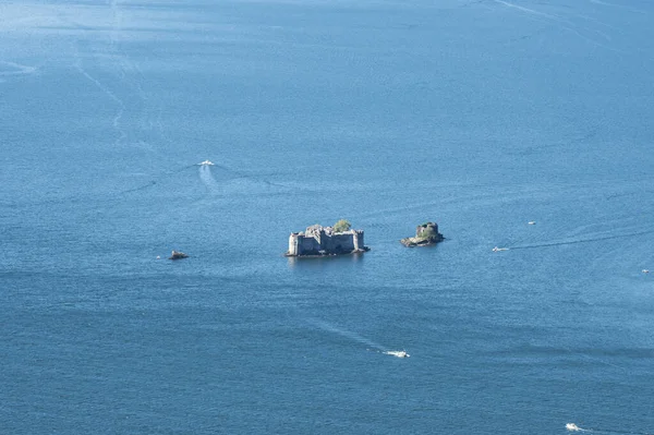 Maggiore Gölü 'ndeki Cannero Kalesi' nin havadan görünüşü.