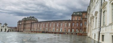 Venaria, İtalya - 05-06-2022: Venaria Reale 'deki Savoy Kraliyet Sarayı' nın güzel cephelerinin ekstra geniş açılı görüntüsü