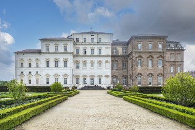 Venaria, İtalya - 05-06-2022: Venaria Reale 'deki Reggia dei Savoia' nın güzel cephesi ve bahçeleri