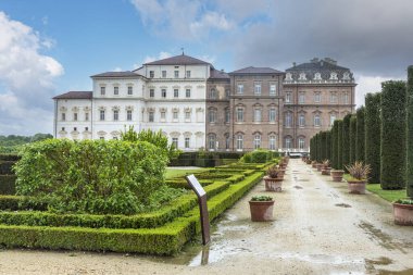 Venaria, İtalya - 05-06-2022: Venaria Reale 'deki Reggia dei Savoia' nın güzel cephesi ve bahçeleri
