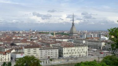 Meşhur Köstebek Antonelliana ile Torino 'nun ufuk çizgisinin havadan görünüşü