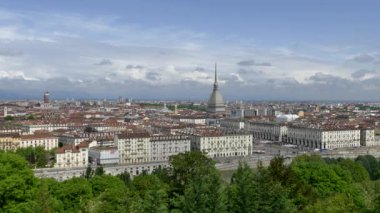 Meşhur Köstebek Antonelliana ile Torino 'nun ufuk çizgisinin havadan görünüşü