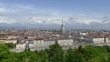 Vittorio Veneto Meydanı ve Köstebek Antonelliana 'ya yakınlaşarak Torino' nun ufuk çizgisinin havadan görünüşü