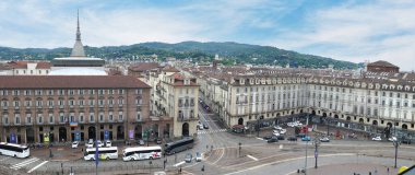 Torino, İtalya - 05-06-2022: Turin 'deki güzel tarihi yapıya sahip Castello Meydanı' nın ekstra geniş açılı hava manzarası