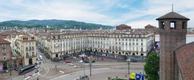 Torino, İtalya - 05-06-2022: Turin 'deki güzel tarihi yapıya sahip Castello Meydanı' nın ekstra geniş açılı hava manzarası