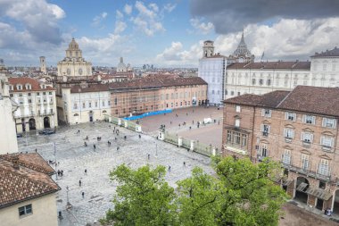 Torino, İtalya - 05-06-2022: Güzel tarihi bina ve Kraliyet Sarayı ile Torino 'daki Castello Meydanı' nın havadan görünüşü