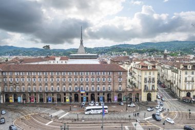 Torino, İtalya - 05-06-2022: Turin 'deki güzel tarihi binası ve Kraliyet Sarayı ile birlikte Castello Meydanı' nın ekstra geniş açılı görüntüsü