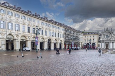 Torino, İtalya - 05-06-2022: Turin 'deki tarihi kilise ve bina manzaralı güzel San Carlo Meydanı