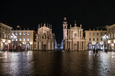 Torino, İtalya - 05-06-2022: Güzel San Carlo Meydanı gece aydınlandı