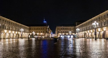 Torino, İtalya - 05-06-2022: Güzel San Carlo Meydanı gece aydınlandı