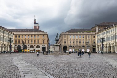 Torino, İtalya - 05-06-2022: Turin 'deki tarihi kilise ve bina manzaralı güzel San Carlo Meydanı