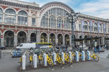 Torino, İtalya - 05-06-2022: Sürdürülebilir hareketlilik için önünde bisiklet paylaşım hizmeti bulunan Torino tren istasyonu