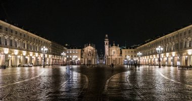 Torino, İtalya - 05-06-2022: Güzel San Carlo Meydanı gece aydınlandı