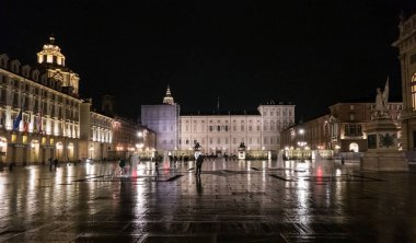 Torino, İtalya - 05-06-2022: Turin 'deki Kraliyet Sarayı' nın aydınlatıldığı güzel Kale Meydanı