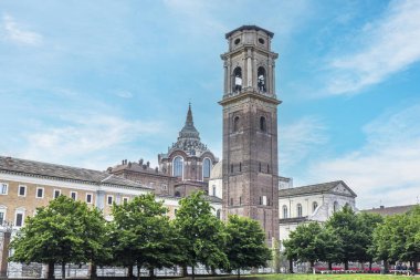 Torino 'da arka planda Sindone şapeli olan güzel çan kulesi.