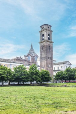 Torino 'da arka planda Sindone şapeli olan güzel çan kulesi.