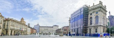 Torino, İtalya - 05-06-2022: Turin 'deki Kraliyet Sarayı' nın aydınlatıldığı güzel Kale Meydanı