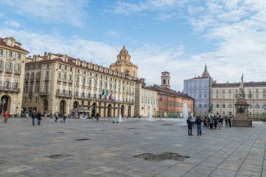 Torino, İtalya - 05-06-2022: Turin 'deki Kraliyet Sarayı' nın aydınlatıldığı güzel Kale Meydanı