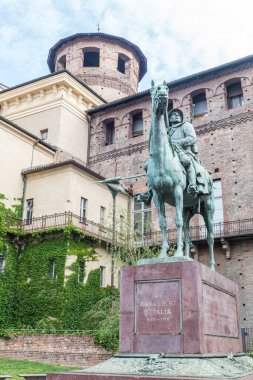Torino, İtalya - 05-06-2022: Torino 'daki Kale Meydanı' nda İtalya Şövalyeleri anıtı
