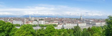 Torino, İtalya - 05-06-2022: Köstebek Antonelliana ile Torino 'nun ufuk çizgisinin ekstra geniş açılı görüntüsü