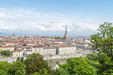 Torino, İtalya - 05-06-2022: Köstebek Antonelliana ile Torino 'nun ufuk çizgisinin havadan görünüşü