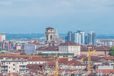 Torino, İtalya - 05-06-2022: Köstebek Antonelliana ile Torino 'nun ufuk çizgisinin havadan görünüşü