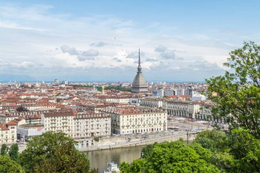 Torino, İtalya - 05-06-2022: Köstebek Antonelliana ile Torino 'nun ufuk çizgisinin havadan görünüşü