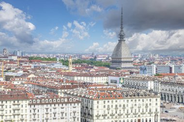 Torino, İtalya - 05-06-2022: Köstebek Antonelliana ile Torino 'nun ufuk çizgisinin havadan görünüşü