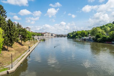 Torino, İtalya - 05-06-2022: Torino 'daki Po nehri üzerindeki murazzi sulara yansıyan binalar