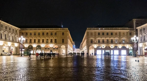 Torino, İtalya - 05-06-2022: Güzel San Carlo Meydanı gece aydınlandı