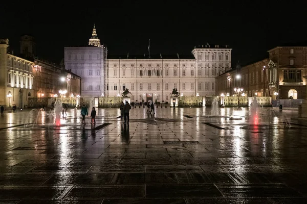 2022年6月5日 意大利都灵 位于都灵的美丽城堡广场 皇家宫的灯火通明 — 图库照片