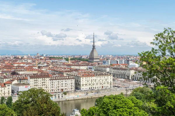 Torino, İtalya - 05-06-2022: Köstebek Antonelliana ile Torino 'nun ufuk çizgisinin havadan görünüşü