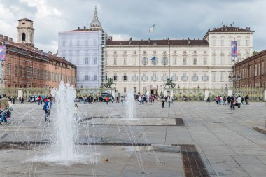Torino, İtalya - 05-06-2022: Kraliyet Sarayı ile Torino Kalesi Meydanı