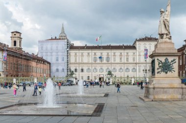 Torino, İtalya - 05-06-2022: Kraliyet Sarayı ile Torino Kalesi Meydanı