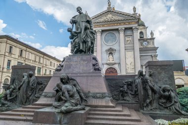 Torino, İtalya - 05-06-2022: Torino 'da arka planda Maria Ausiliatrice Bazilikası bulunan Don Bosco anıtı
