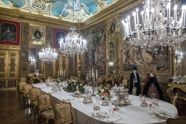 Torino, İtalya - 05-06-2022: Muhteşem kristallerle dolu Torino Kraliyet Sarayı 'ndaki Güzel Yemek Odası