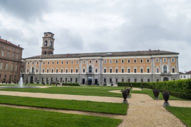 Torino, İtalya - 05-06-2022: Torino Kraliyet Sarayı 'nın güzel bahçelerinin geniş açı görüntüsü
