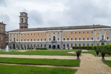 Torino, İtalya - 05-06-2022: Torino Kraliyet Sarayı 'nın güzel bahçelerinin geniş açı görüntüsü