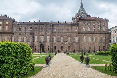 Torino, İtalya - 05-06-2022: Torino Kraliyet Sarayı 'nın güzel bahçelerinin geniş açı görüntüsü