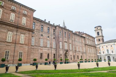 Torino, İtalya - 05-06-2022: Torino Kraliyet Sarayı 'nın güzel bahçelerinin geniş açı görüntüsü